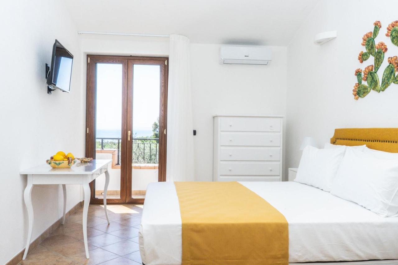Relais Ruggiero Bed & Breakfast Le Castella  Exterior photo